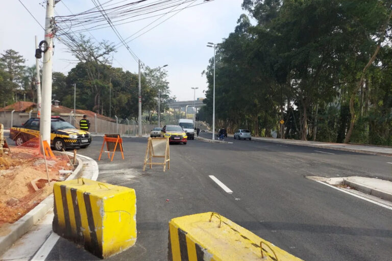 Prefeitura de Barueri libera faixa de via em duplicação na Aldeia