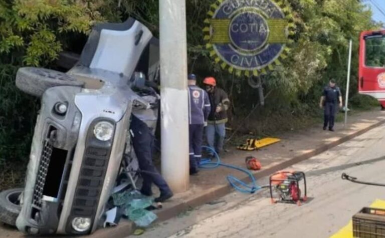 Motorista de 65 anos sofre mal súbito e bate carro em poste em Cotia