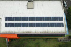 prédios públicos com placas fotovoltaicas