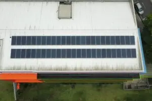 prédios públicos com placas fotovoltaicas