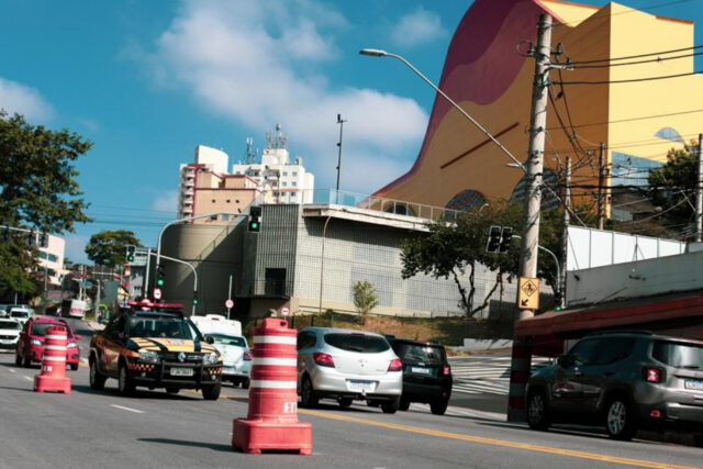 bloqueio faixa avenida sadanori barueri