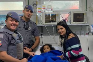 policiais salvam menina engasgada carapicuiba