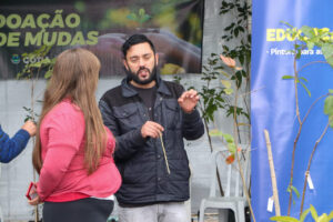 doação de mudas recolhe lixo eletrônico