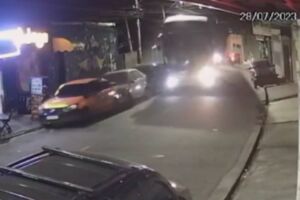 furta onibus bate em seis carros barueri