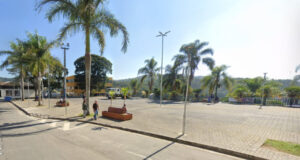 Praça da Matriz Cotia mulher