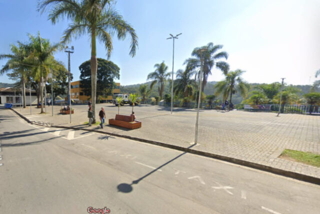 Praça da Matriz Cotia mulher