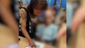 mulher leva morto ao banco