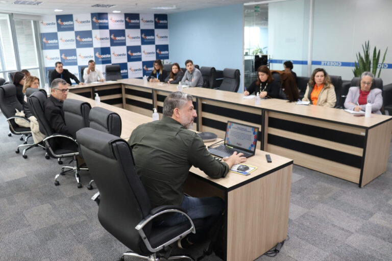 Criação de centros regionais para atendimento de TEA e TDAH é tema de discussão no Cioeste