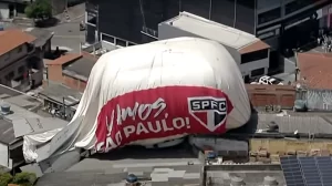 Dirigível com propaganda São Paulo Futebol Clube cai no Jd. Veloso, em Osasco (Reprodução - Youtube)