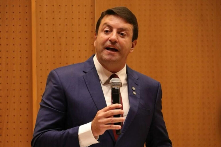 Prefeito de Santana de Parnaíba reduz o próprio salário em 20%