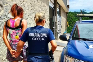 gcm de cotia prende mulher