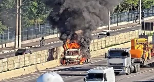 fogo caminhonete Rodoanel Carapicuíba