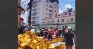 caminhão de cerveja tomba em barueri