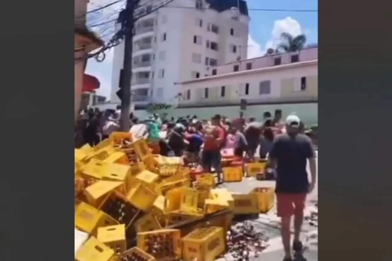 caminhão de cerveja tomba em barueri