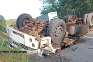 caminhão tomba na raposo tavares são roque