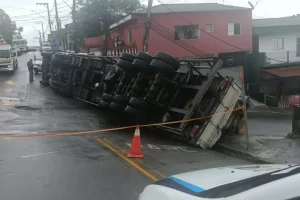 caminhão tombado em cotia