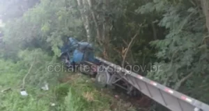 carreta despenca em ribanceira acidente rodoanel osasco