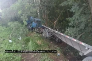 carreta despenca em ribanceira acidente rodoanel osasco
