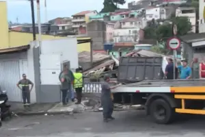 caminhão invade casa barueri