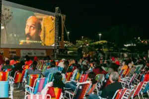 cinema gratuito ao ar livre em cotia