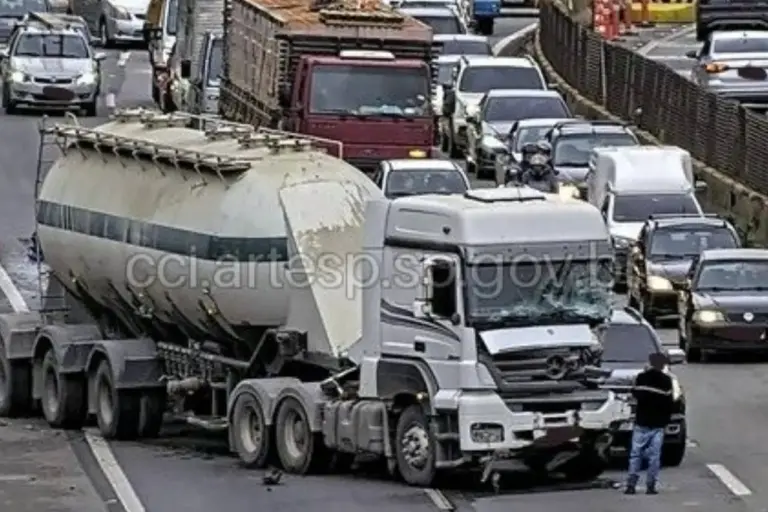 Engavetamento deixa dois feridos e causa 10 km de congestionamento na Castello Branco, em Itapevi