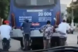 jovens pegando rabeira em osasco