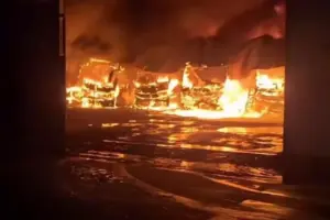 incêndio em garagem de ônibus jandira