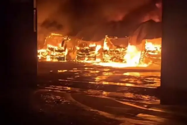 incêndio em garagem de ônibus jandira