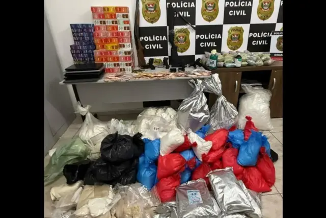 polícia civil de carapicuíba apreende drogas