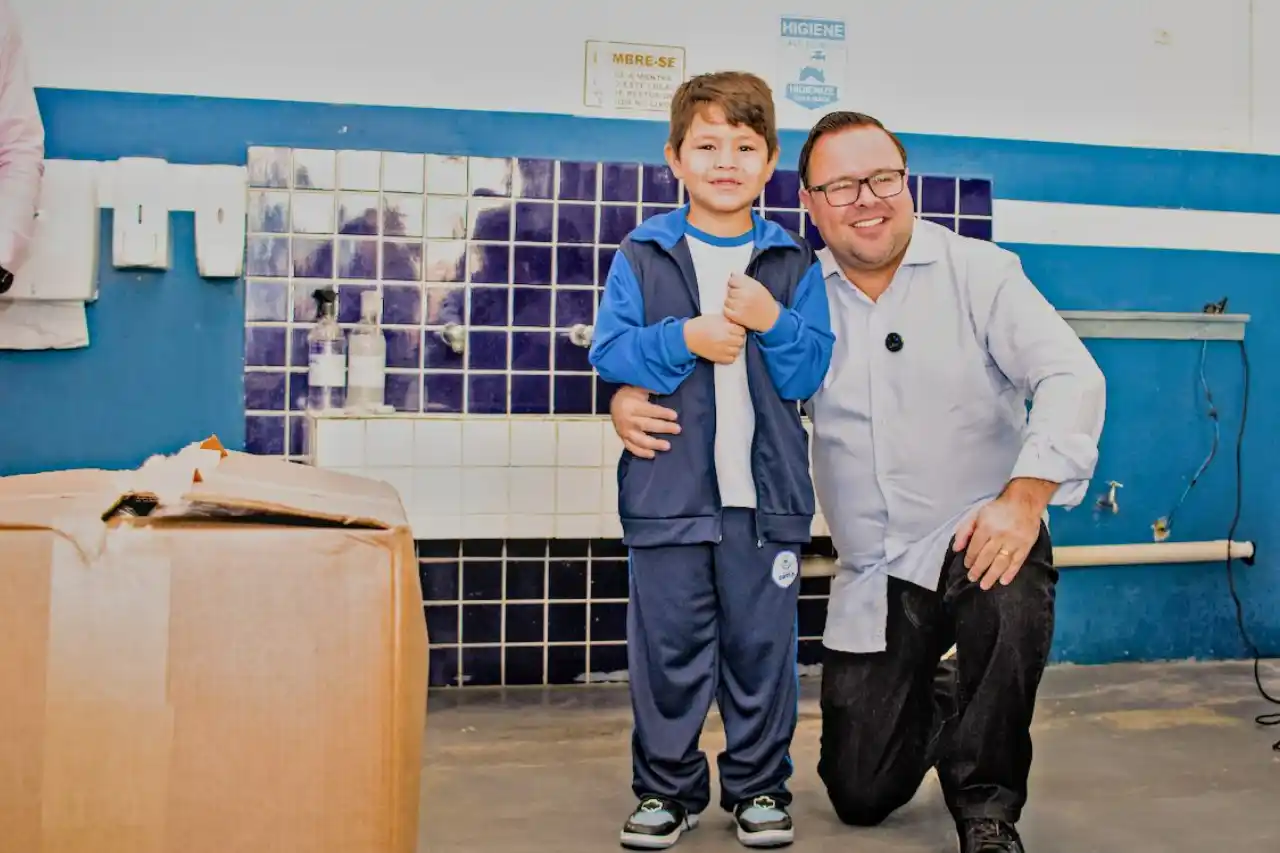 prefeito entrega uniforme escolar cotia
