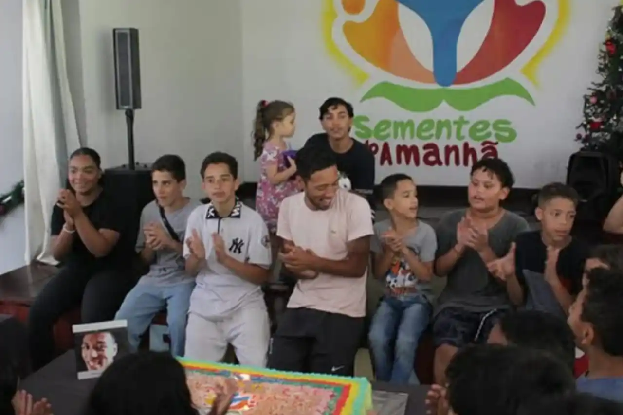 diego celebra aniversário na ong sementes do amanhã