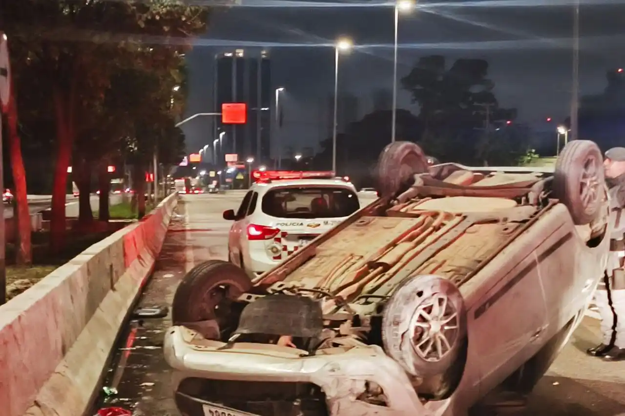 ladrões em fuga capotam carro na marginal tietê