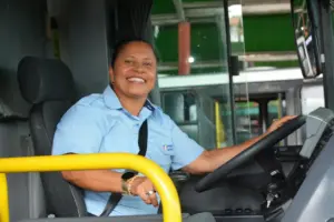 mulher dirigindo ônibus
