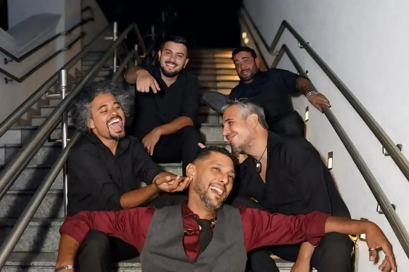banda vestindo roupa nova em barueri