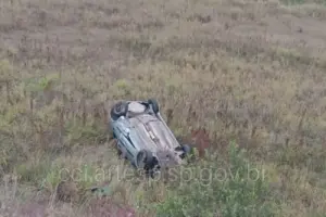 carro capota e cai em ribanceira rodoanel