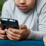 criança uso de celular
