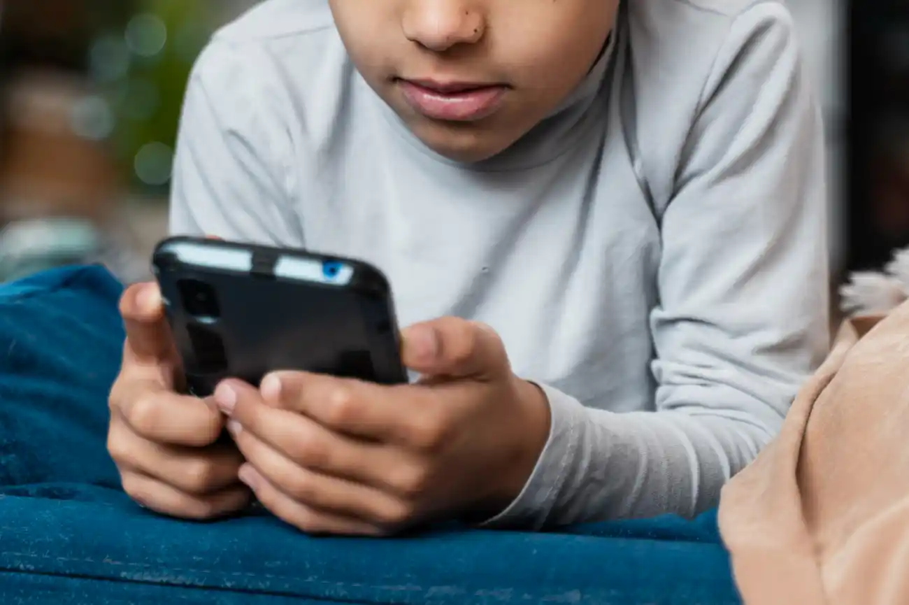 criança uso de celular