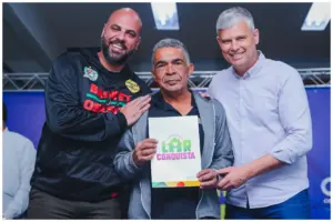 Entrega de títulos de regularização fundiária na Fazendinha em Osasco