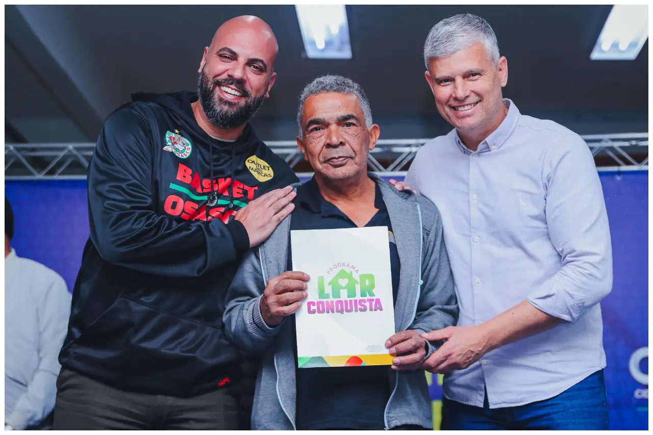 Entrega de títulos de regularização fundiária na Fazendinha em Osasco