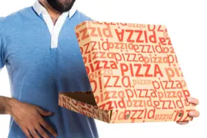 homem paga pizza com notas falsas