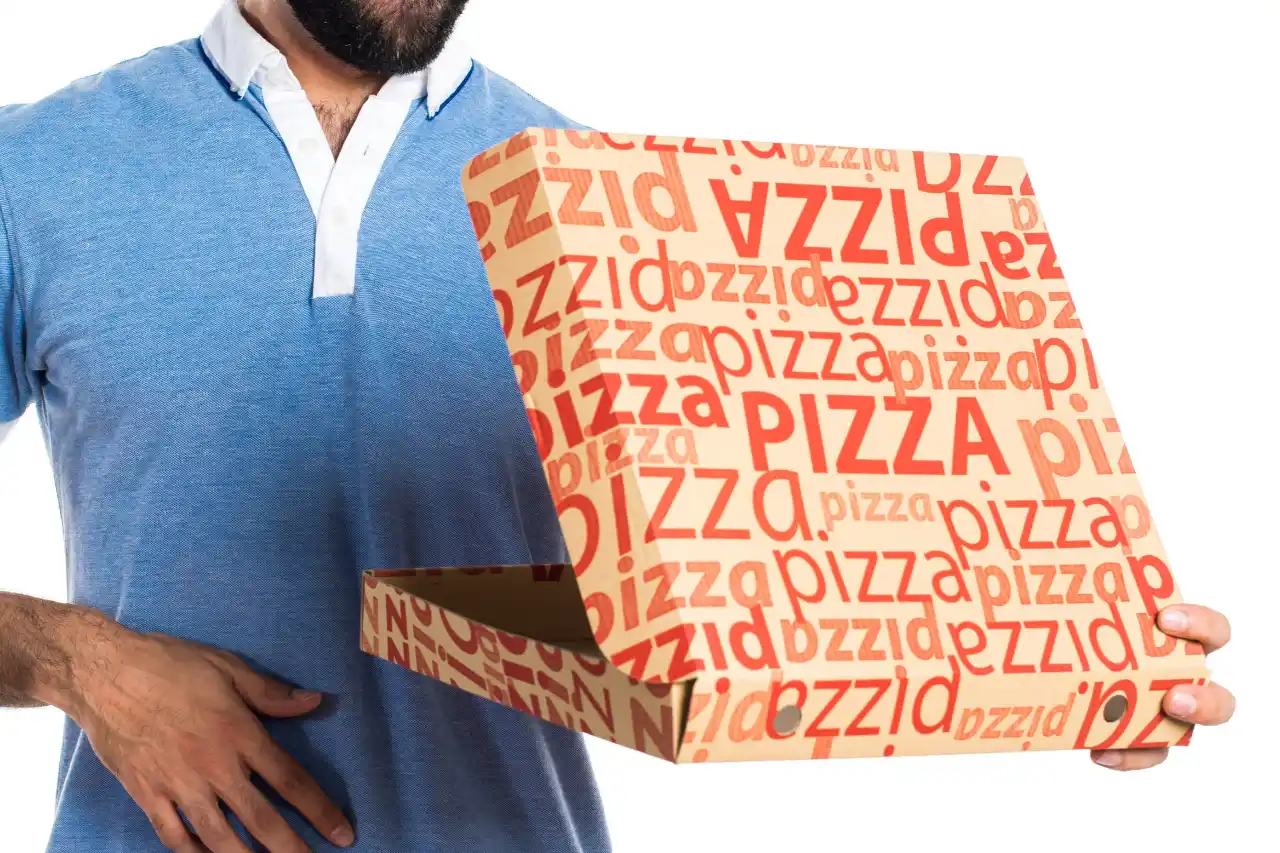 homem paga pizza com notas falsas