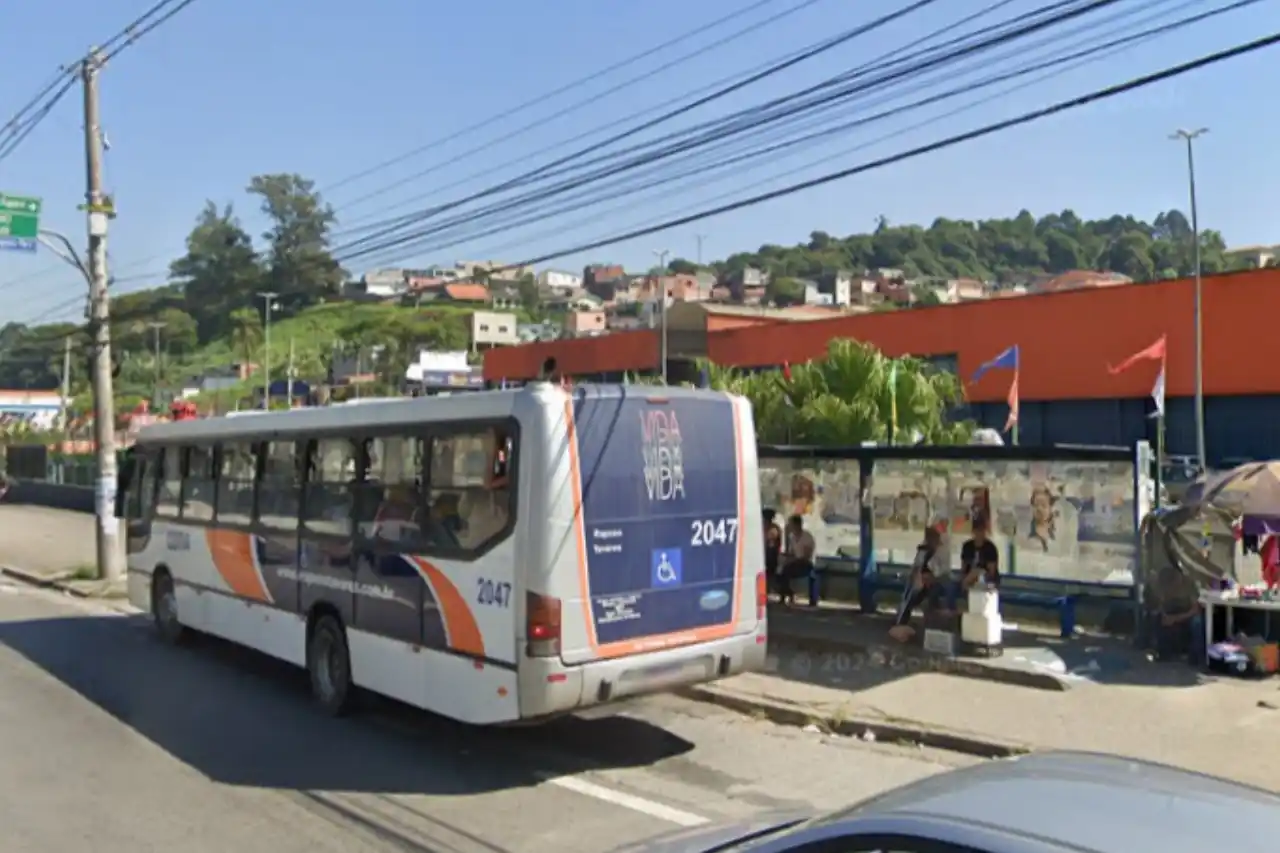 ponto de onibus em frente ao atacadao cotia