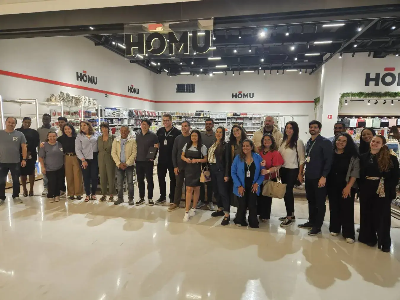 representantes da loja e da administradora do shopping, autoridades municipais, jornalistas e influenciadores presentes ao lançamento oficial da loja