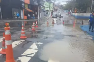 rompimento de duto sabesp em cotia