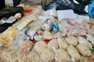 tres presos e drogas apreendidas em itaqua