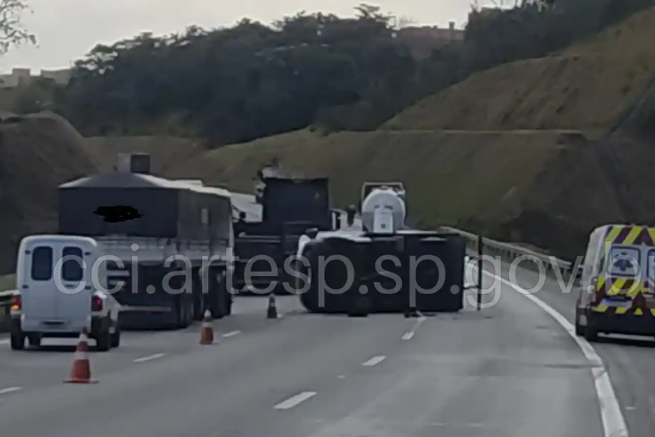 van tomba e causa congestionamento no rodoanel embu das artes