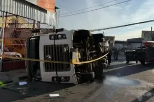 caminhao tomba e espalha oleo em barueri
