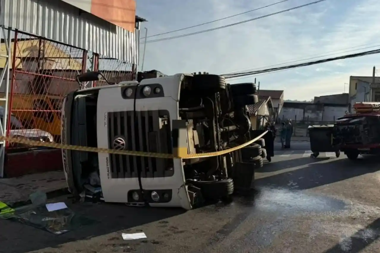 caminhao tomba e espalha oleo em barueri