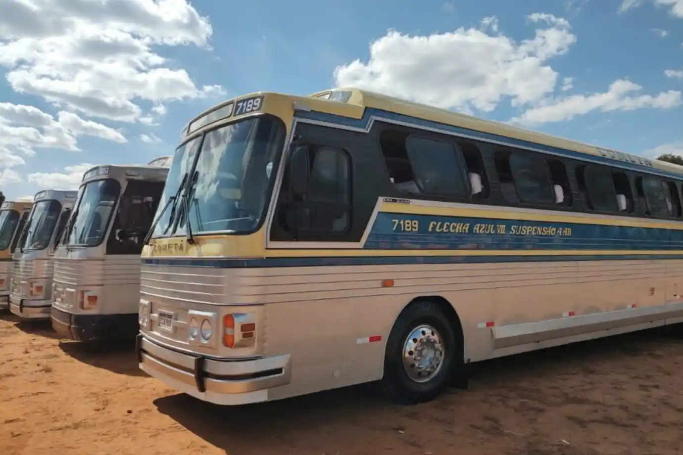 exposicao de onibus antigos embu das artes