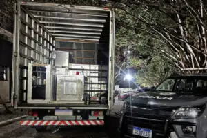 pm prende dois e recupera carga roubada osasco